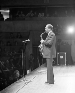 880364 Afbeelding van een optreden van een jazzsaxofonist op het jazzfestival in Muziekcentrum Vredenburg te Utrecht, ...